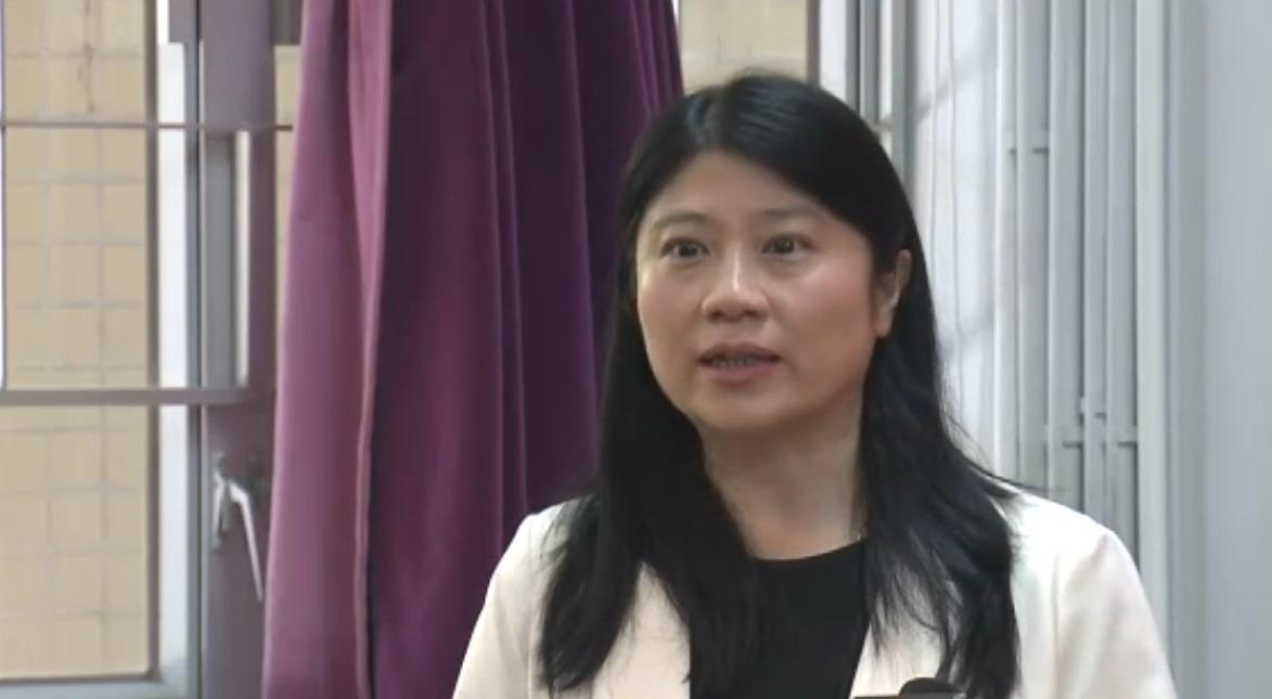 校長陳淑儀形容後方兩位同學「都好可愛」。(新聞截圖)