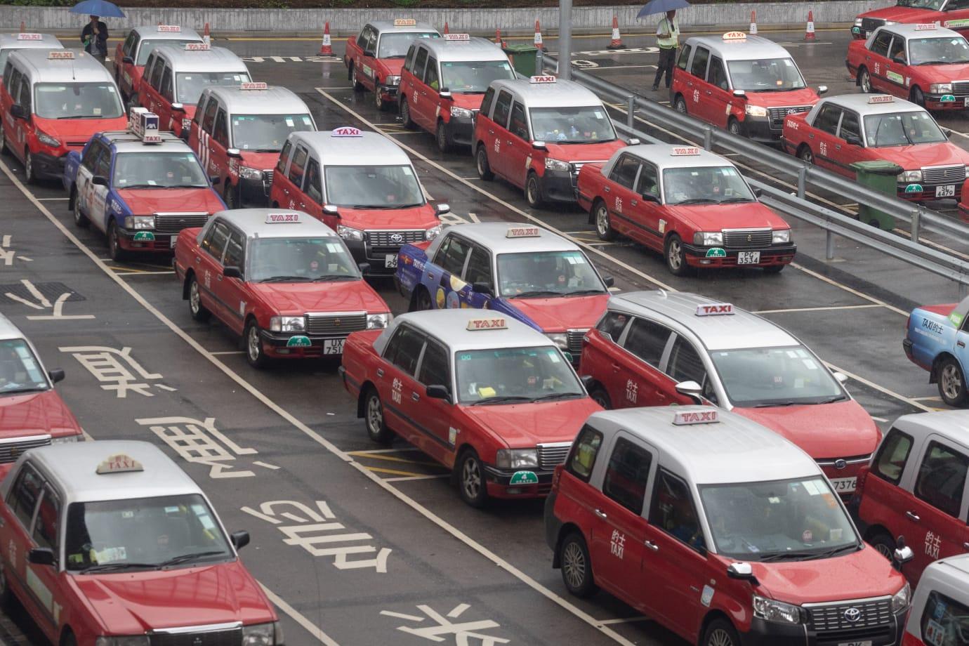 運輸署今日公布5個的士車隊牌照申請結果。(蘇文傑攝)