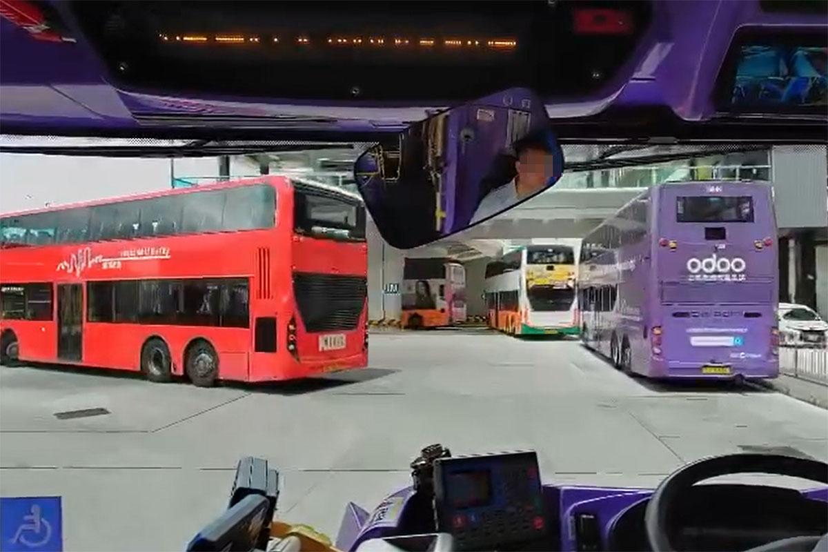 網傳的城巴車長爭執,或緣於1M線月台屢遭其他巴士佔用。(網上影片截圖)