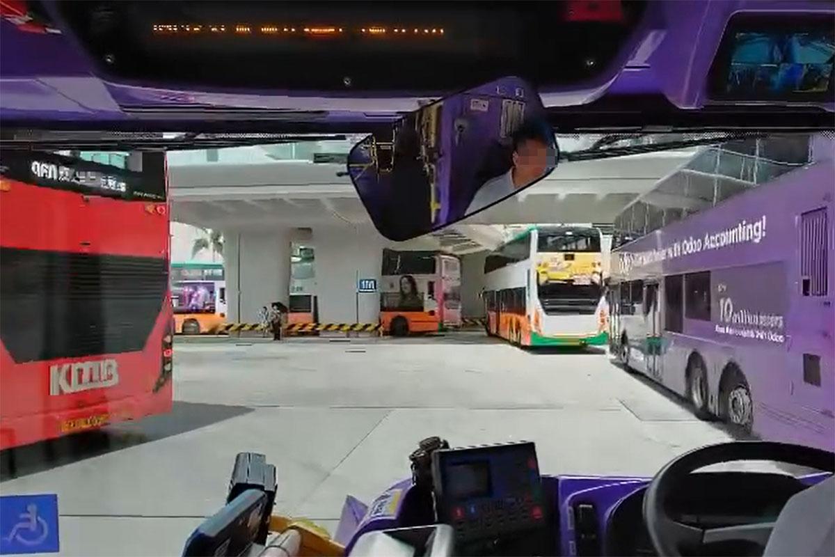 網傳的城巴車長爭執,或緣於1M線月台屢遭其他巴士佔用。(網上影片截圖)