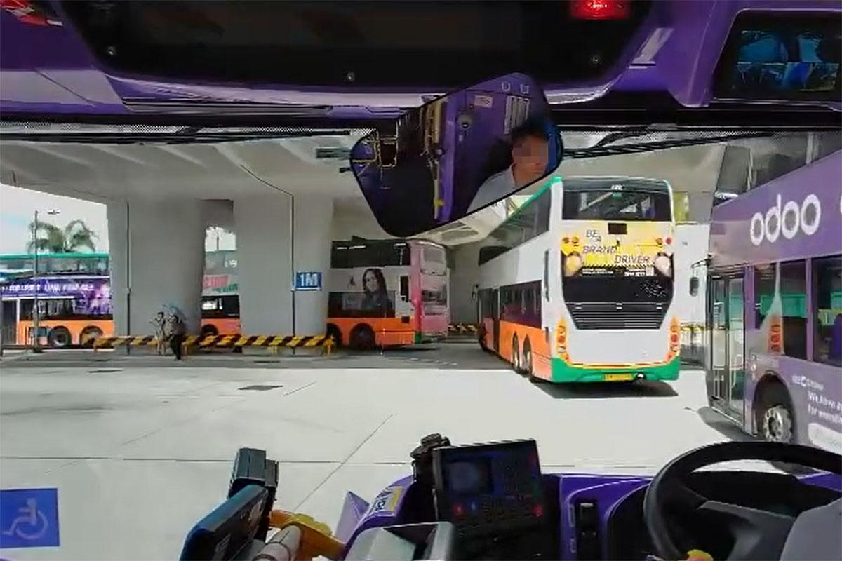 網傳的城巴車長爭執,或緣於1M線月台屢遭其他巴士佔用。(網上影片截圖)