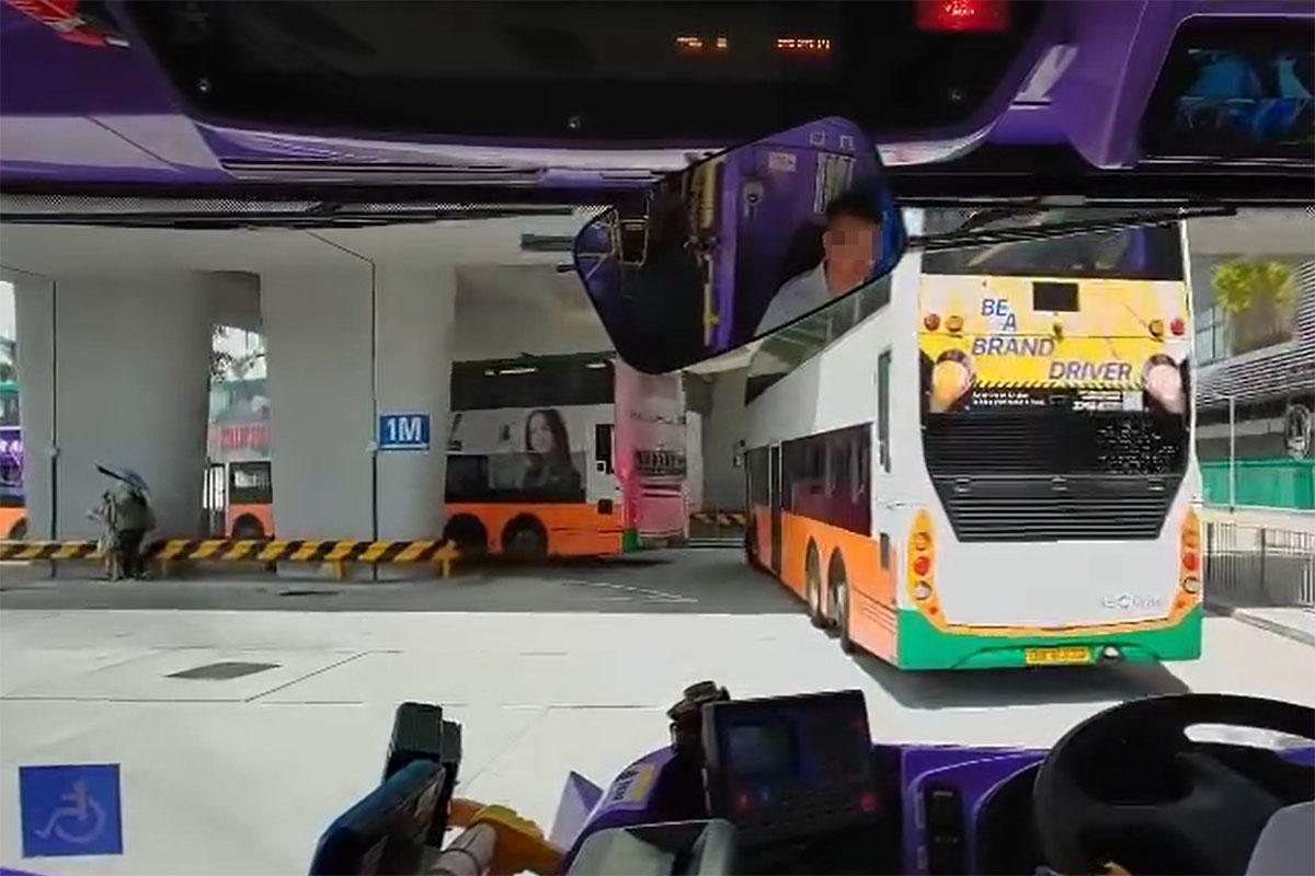 網傳的城巴車長爭執,或緣於1M線月台屢遭其他巴士佔用。(網上影片截圖)