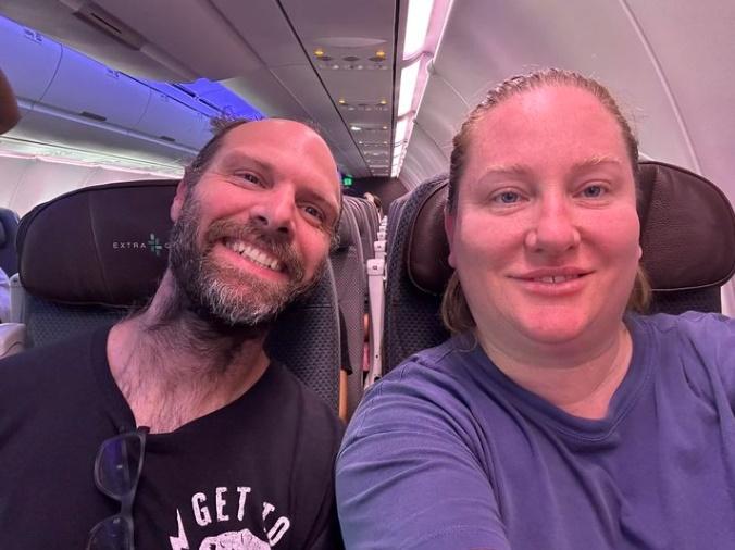 美國一對夫婦因為搬屋,帶著3隻狗狗搭機從夏威夷飛往俄勒岡州展開新生活。(IG)