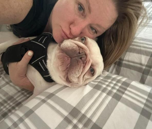 狗主:航空公司應該改變政策對狗狗更加友善。(IG)