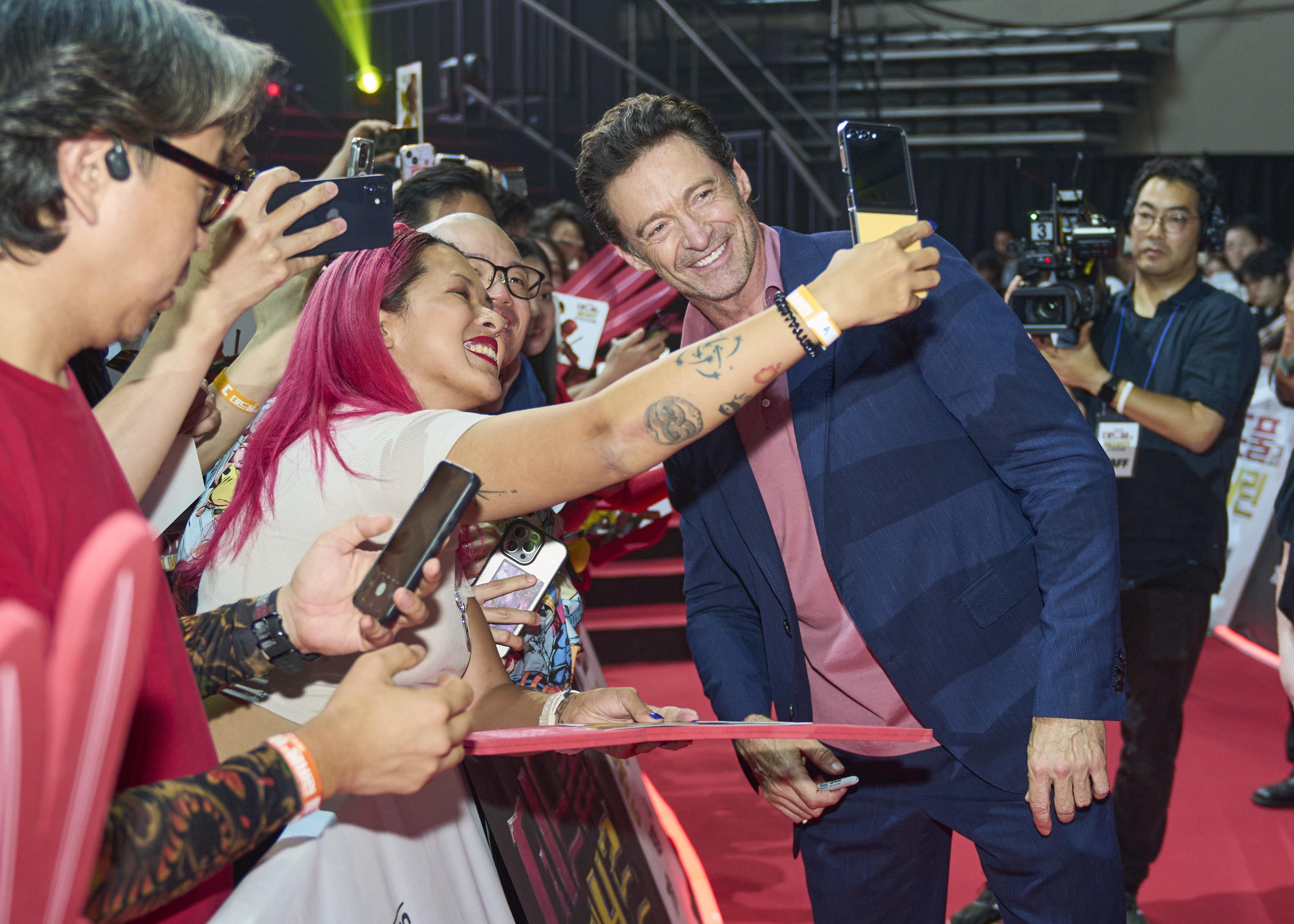 「狼人」曉治出名親民,對粉絲有求必應。