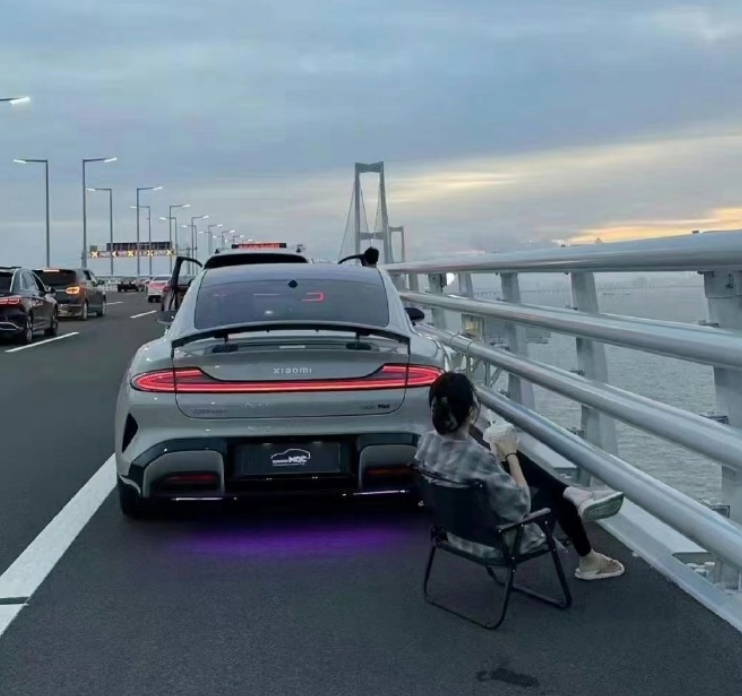 有網民貼出深中通道6月30日開通當日不少司機違規的照片,例如將車停在橋面,甚至有女子坐露營椅歎咖啡享受風景。(網上圖片)