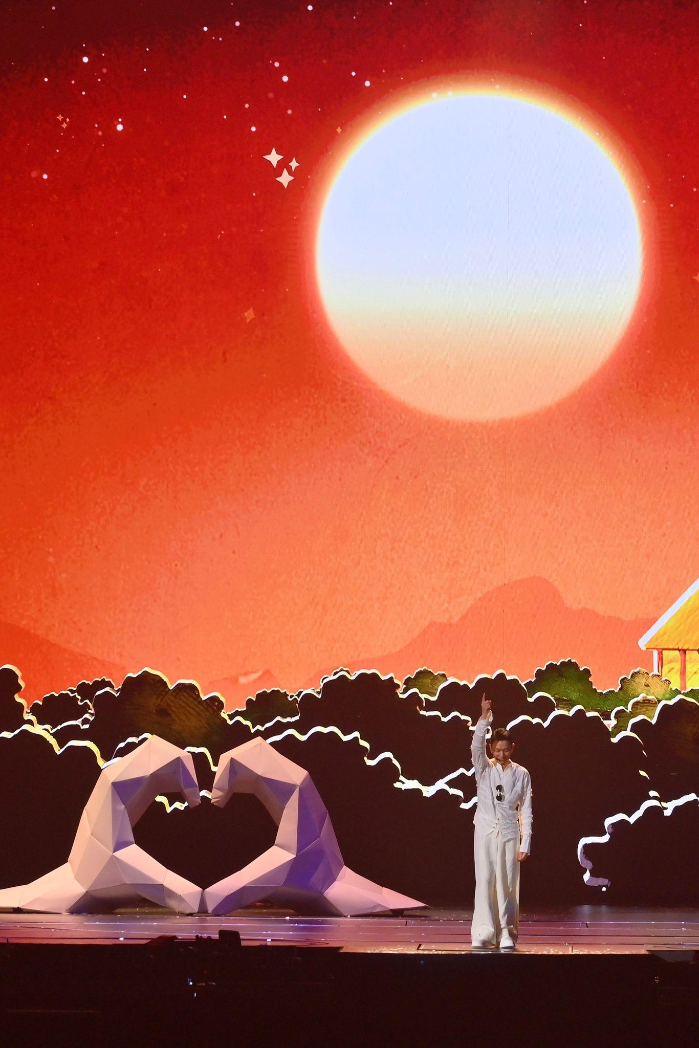 劉德華大唱首本名曲。