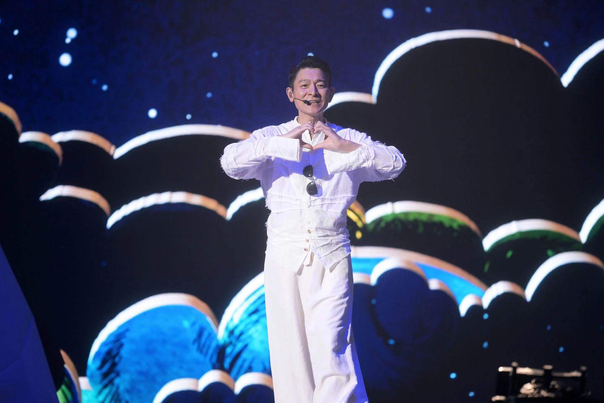 劉德華相隔五年再開個唱四度哽咽 粉絲要求取消危險環節