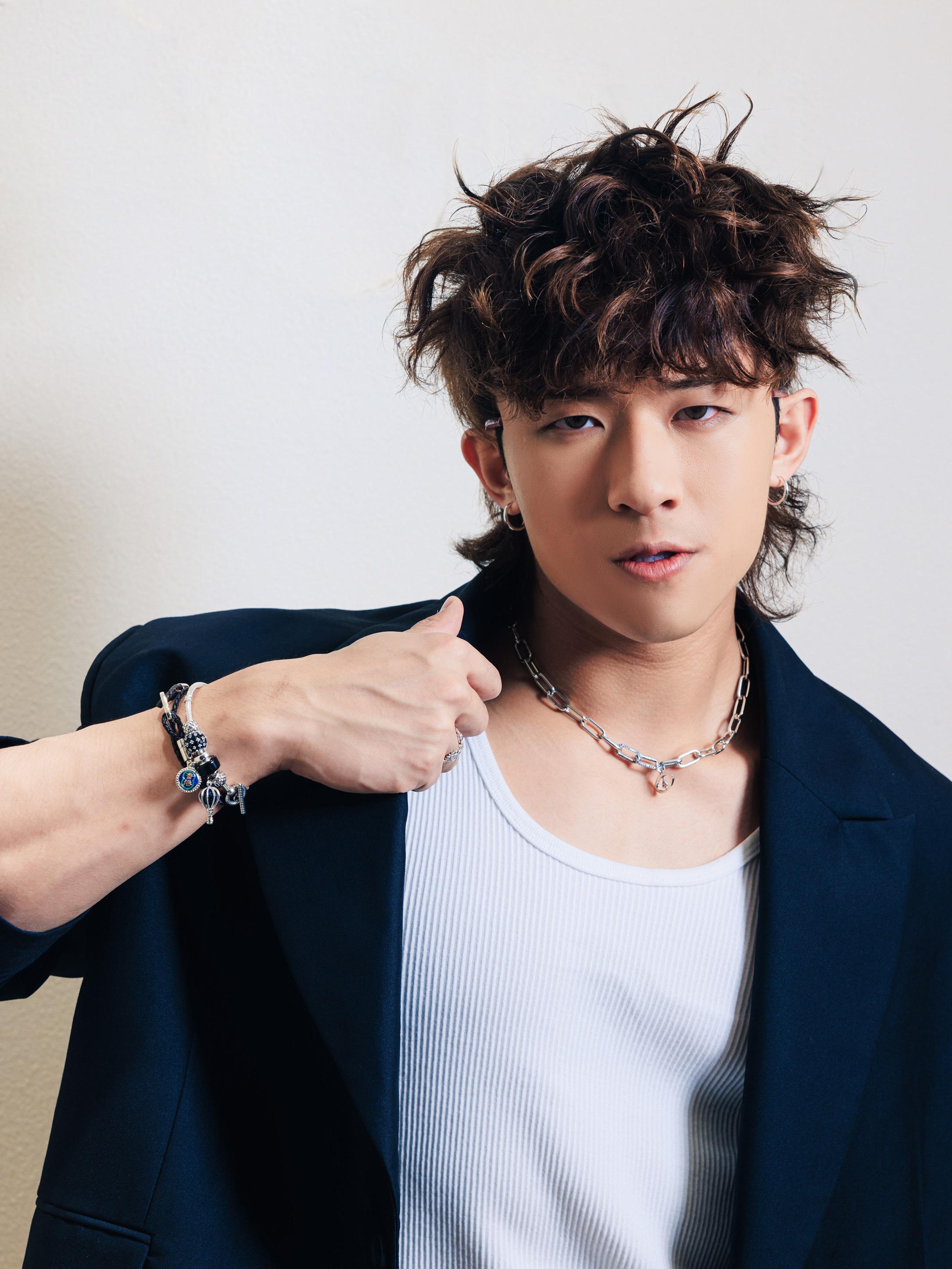 ANSONBEAN 佩戴了「香港」霓虹招牌吊飾