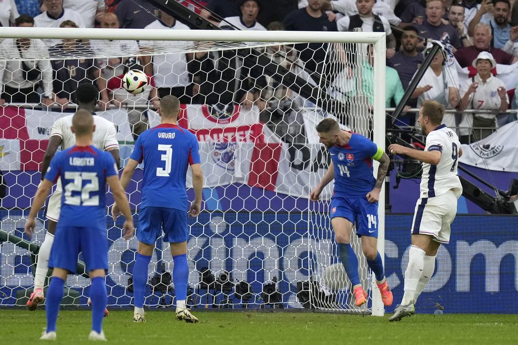 哈利卡尼近門頂入頭槌,在加時上半場為英格蘭反超前2:1。(美聯社)