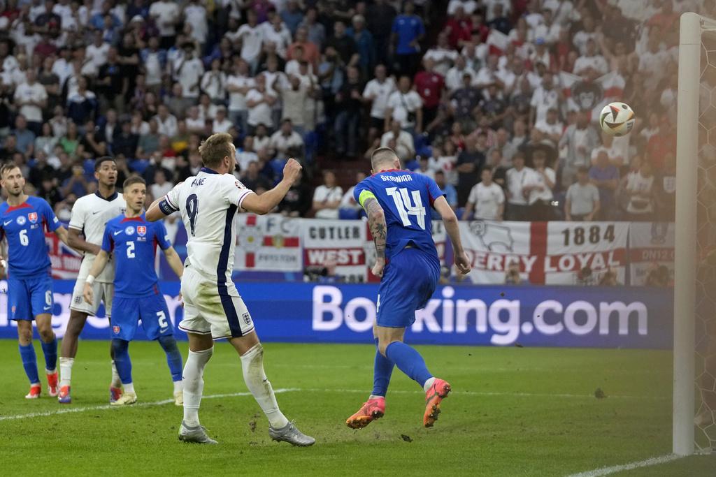哈利卡尼近門頂入頭槌,在加時上半場為英格蘭反超前2:1。(美聯社)