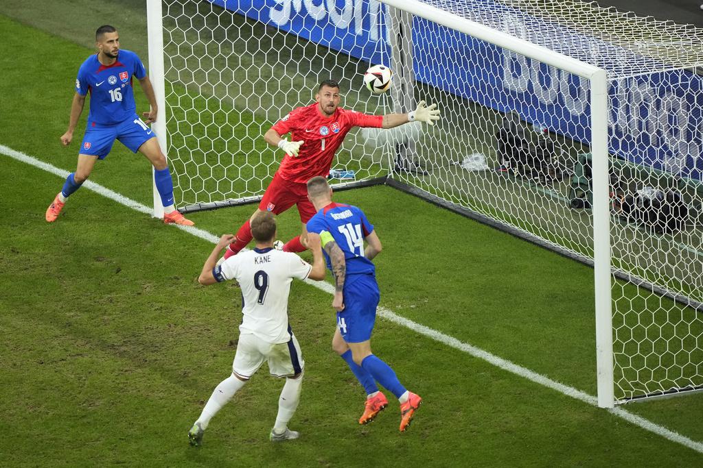 哈利卡尼近門頂入頭槌,在加時上半場為英格蘭反超前2:1。(美聯社)