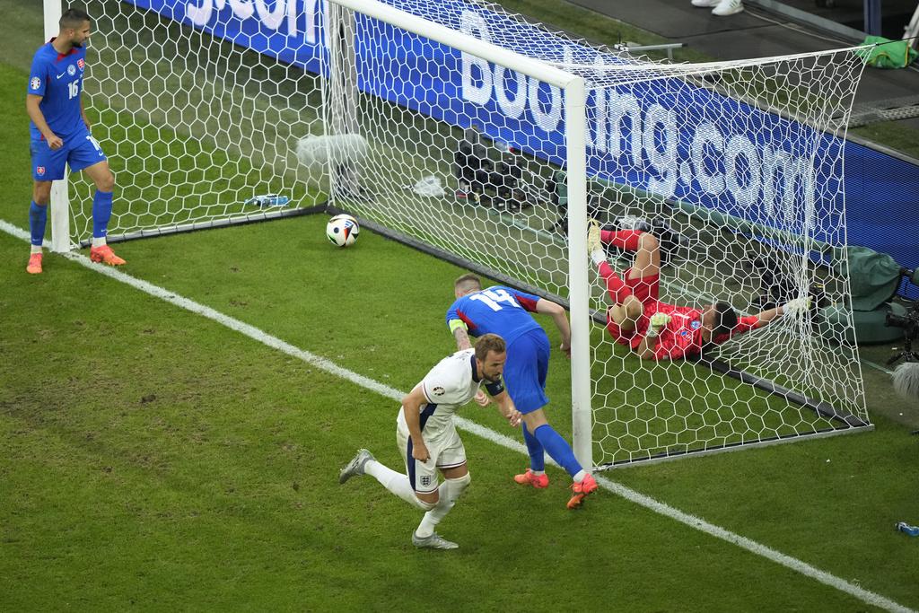 哈利卡尼近門頂入頭槌,在加時上半場為英格蘭反超前2:1。(美聯社)