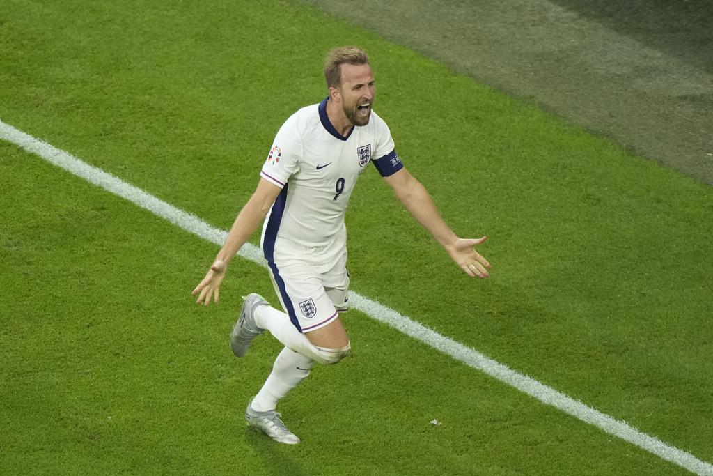 哈利卡尼近門頂入頭槌,在加時上半場為英格蘭反超前2:1。(美聯社)