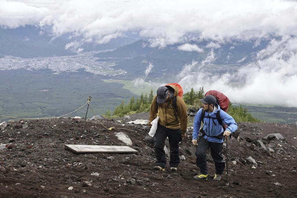 外籍人士登上富士山。(美聯社)