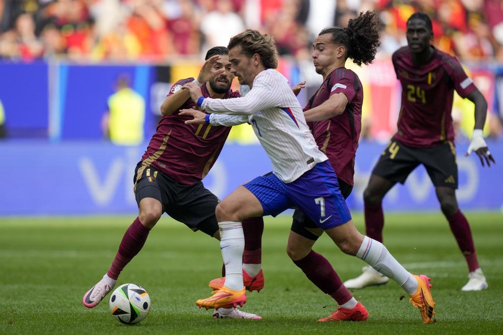 上半場法國與比利時互交白卷,兩隊有威脅的射門有限。(美聯社)