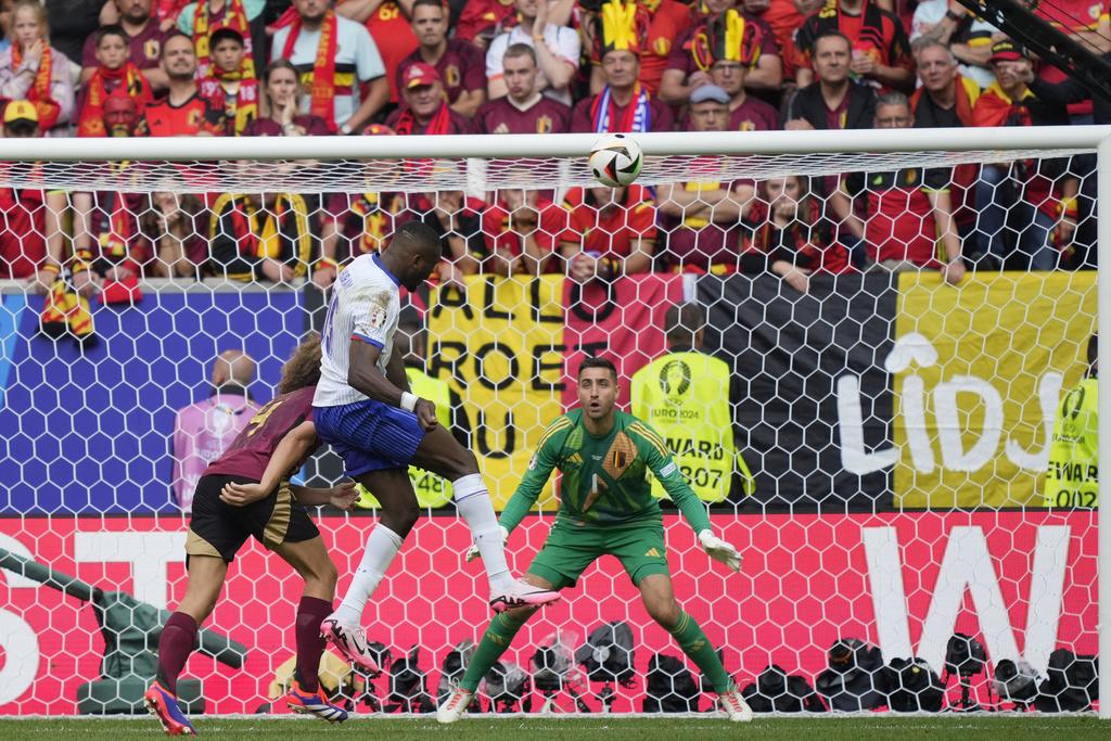 上半場法國與比利時互交白卷,兩隊有威脅的射門有限。(美聯社)