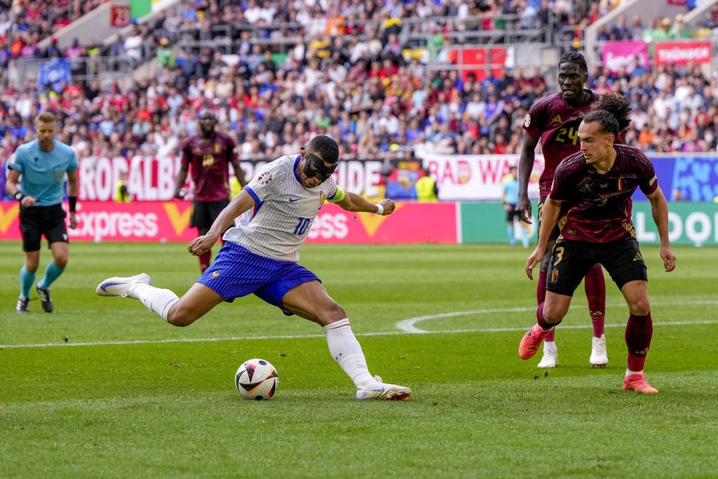 上半場法國與比利時互交白卷,兩隊有威脅的射門有限。(美聯社)