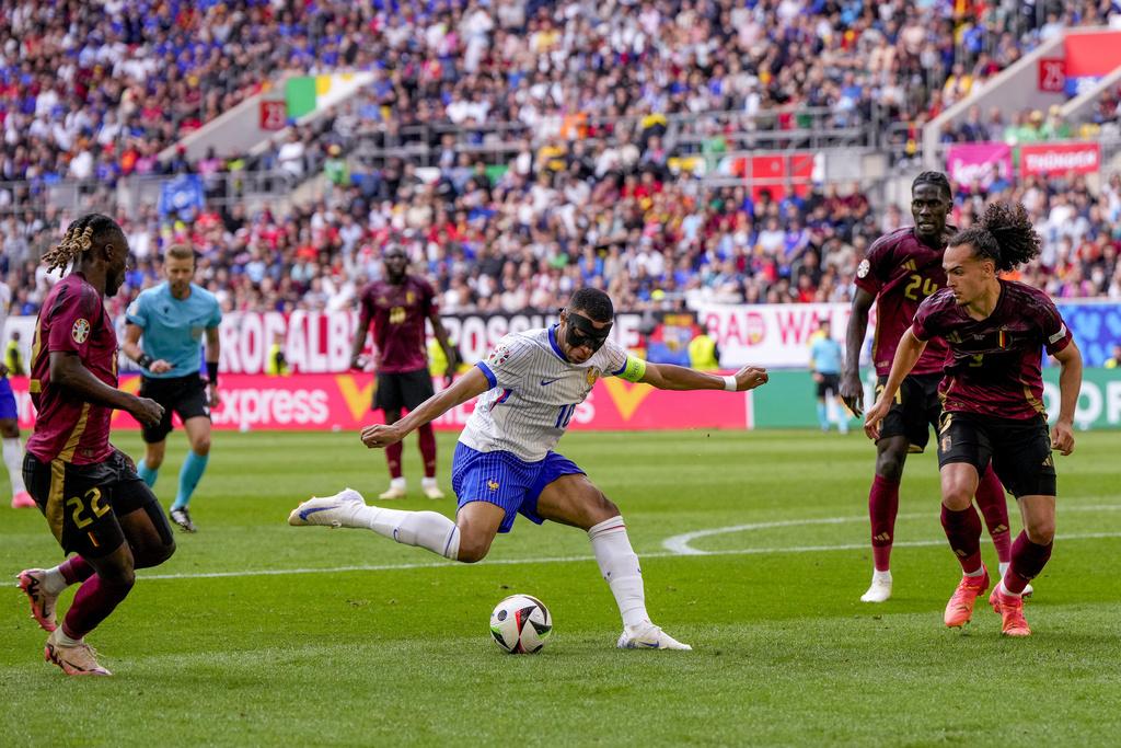 上半場法國與比利時互交白卷,兩隊有威脅的射門有限。(美聯社)