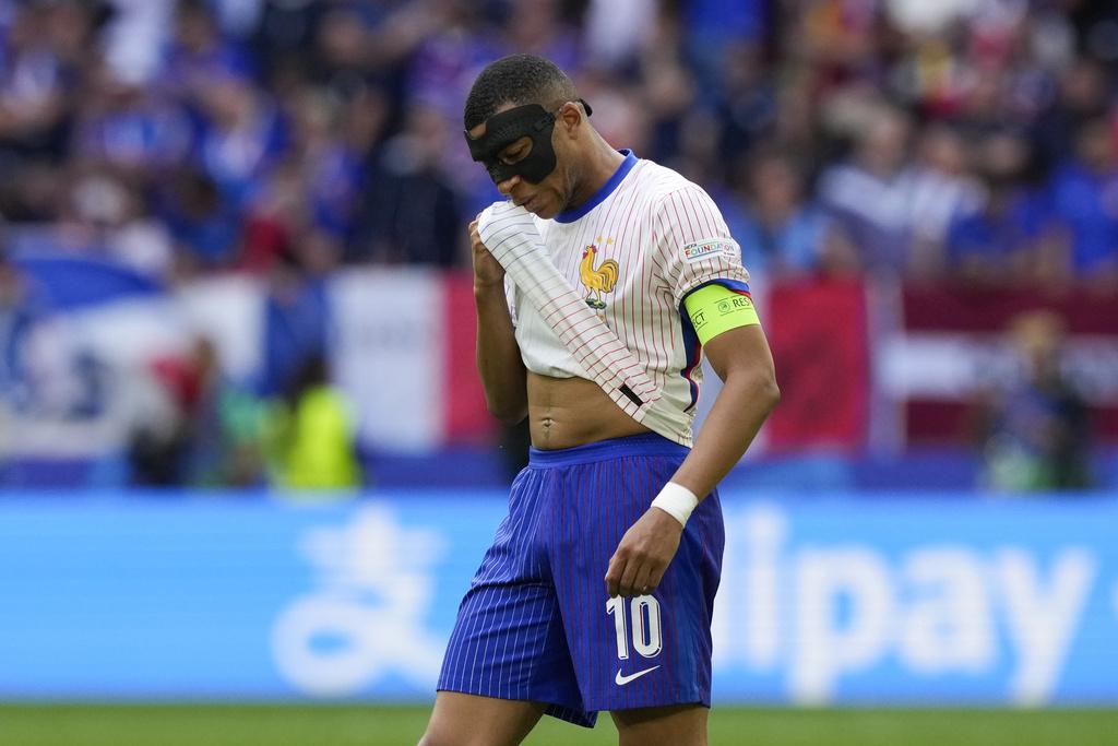 上半場法國與比利時互交白卷,兩隊有威脅的射門有限。(美聯社)