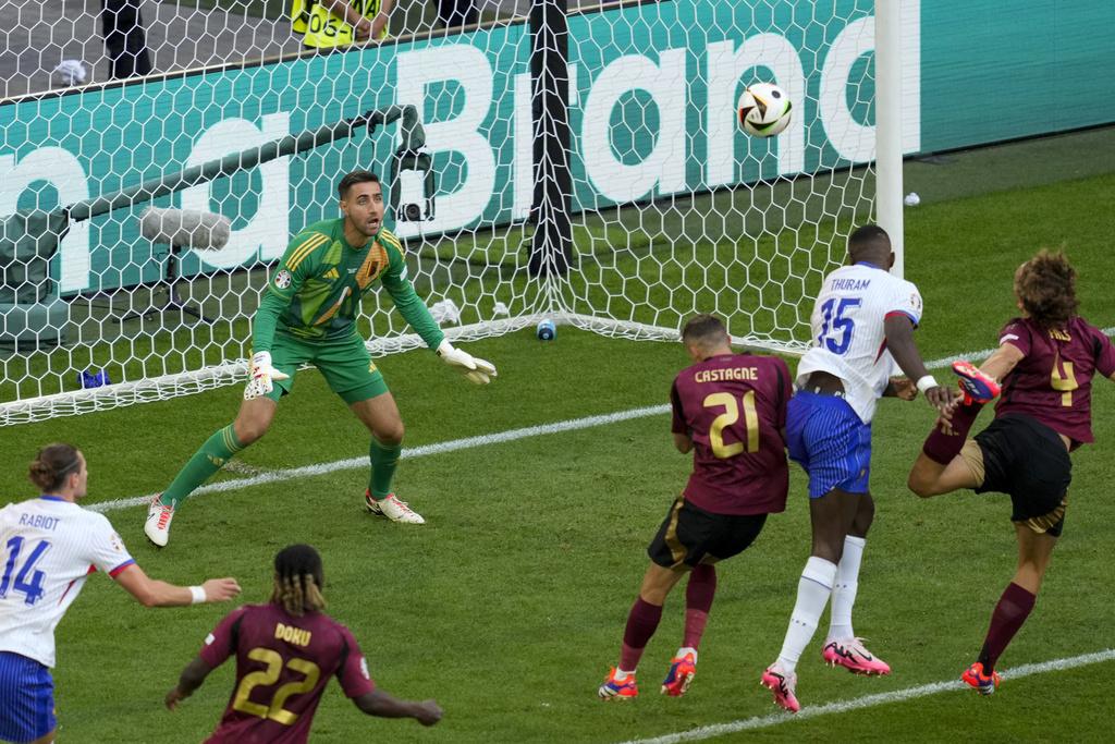 雖然法國一度控球權佔先,但比利時仍能憑著反擊製造威脅,可惜未竟全功。(美聯社)