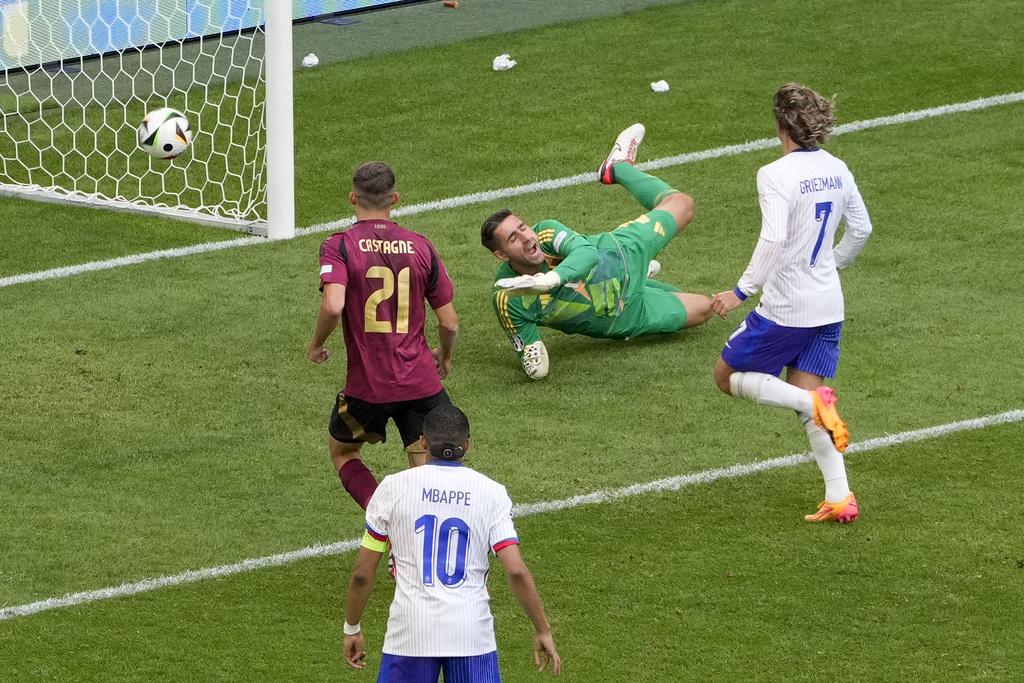 法國於85分鐘憑著一記對手的「烏龍球」,以一球小勝比利時晉級。(美聯社)