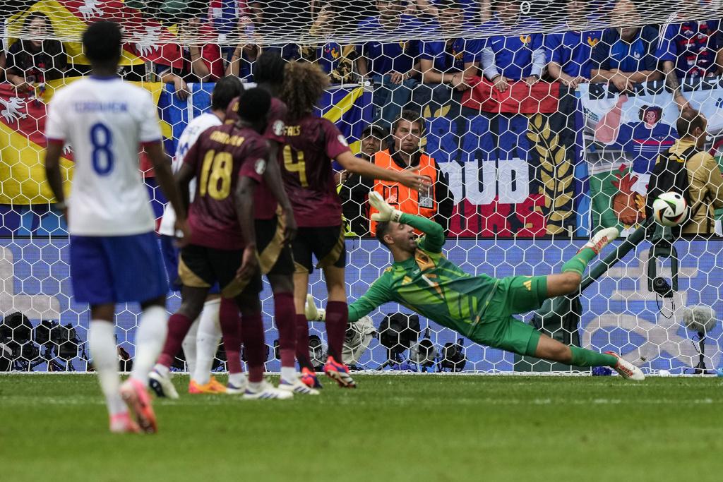 法國於85分鐘憑著一記對手的「烏龍球」,以一球小勝比利時晉級。(美聯社)