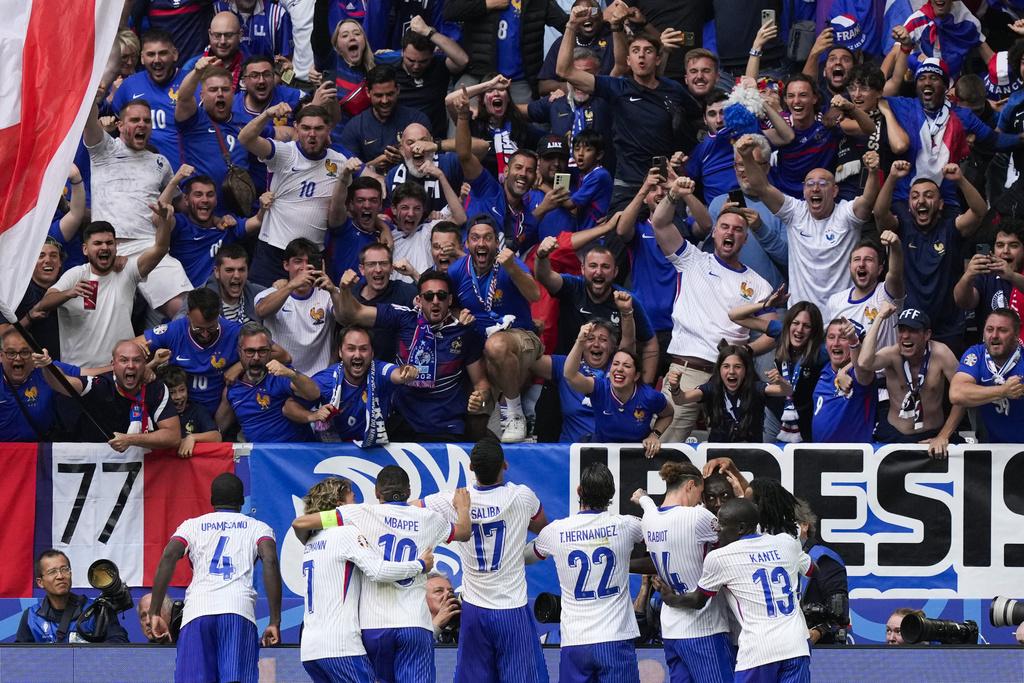 法國於85分鐘憑著一記對手的「烏龍球」,以一球小勝比利時晉級。(美聯社)