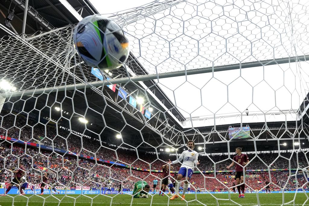 法國於85分鐘憑著一記對手的「烏龍球」,以一球小勝比利時晉級。(美聯社)