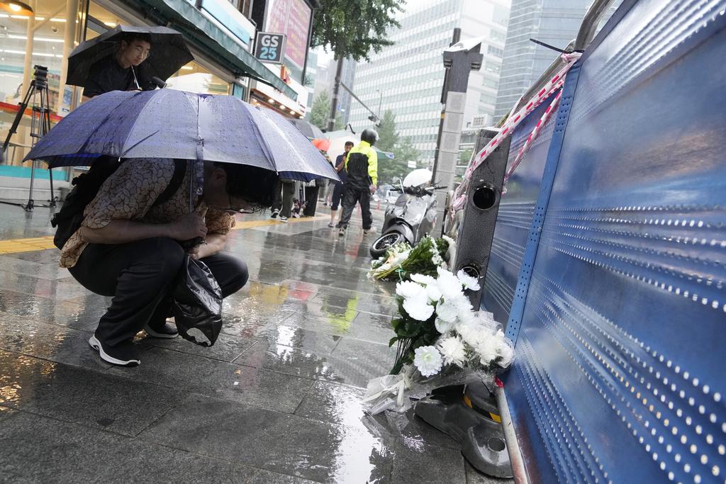 首爾市民在車禍現場送上鮮花。(美聯社)
