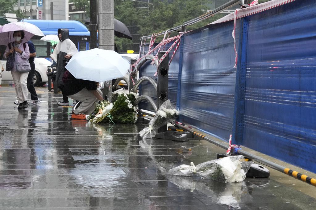 首爾市民在車禍現場送上鮮花。(美聯社)