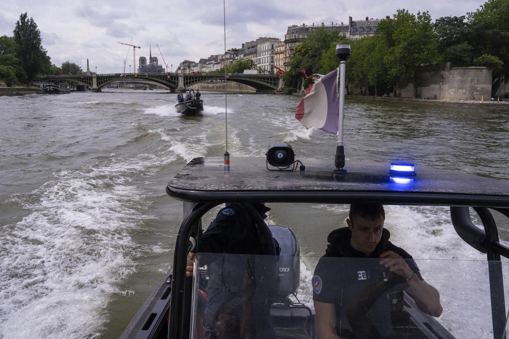 法國警察乘快艇在巴黎塞納河巡邏。(美聯社)