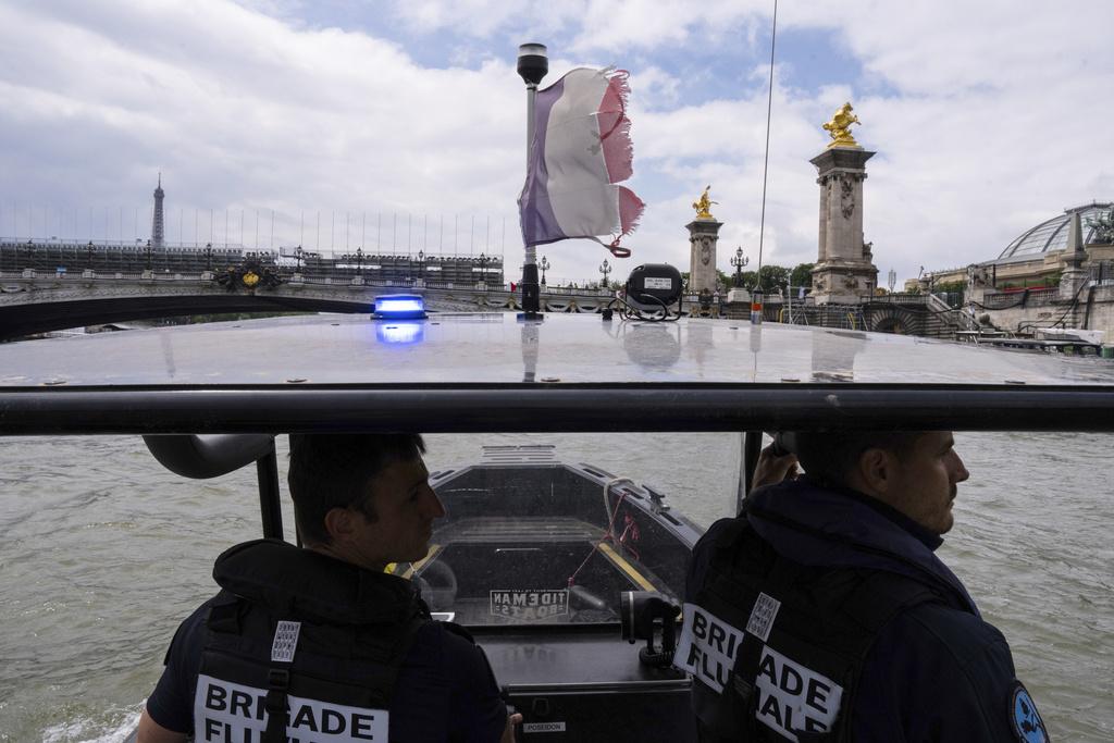 法國警察乘快艇在巴黎塞納河巡邏。(美聯社)