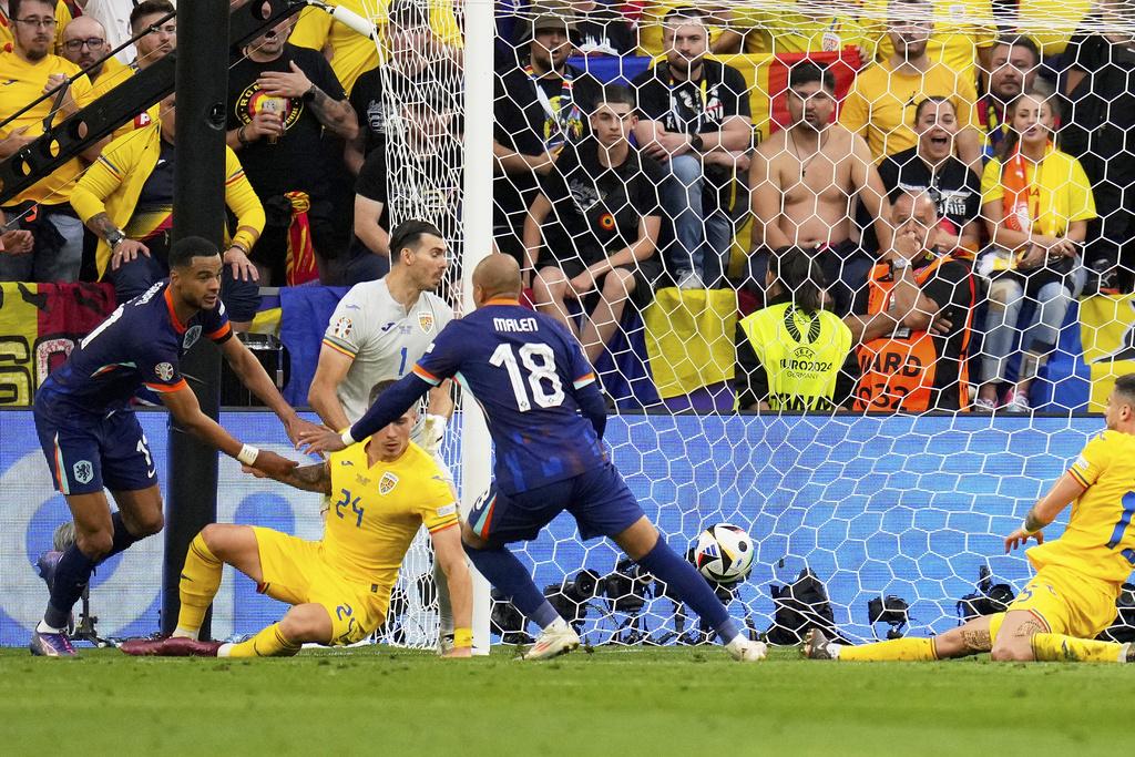 當耶爾馬倫下半場連入兩球,為荷蘭奠定勝局。(美聯社)