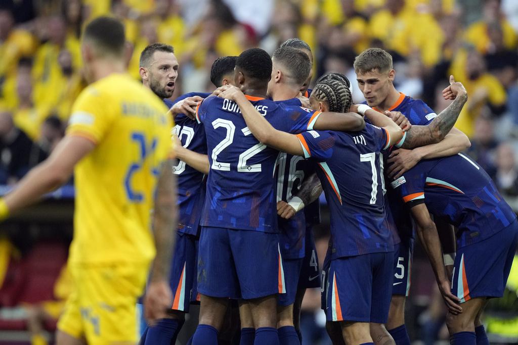 當耶爾馬倫下半場連入兩球,為荷蘭奠定勝局。(美聯社)