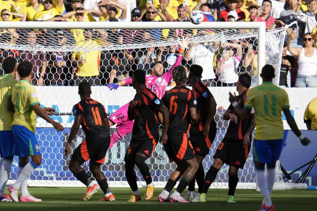 拉芬夏的罰球為巴西先開紀錄。(美聯社)