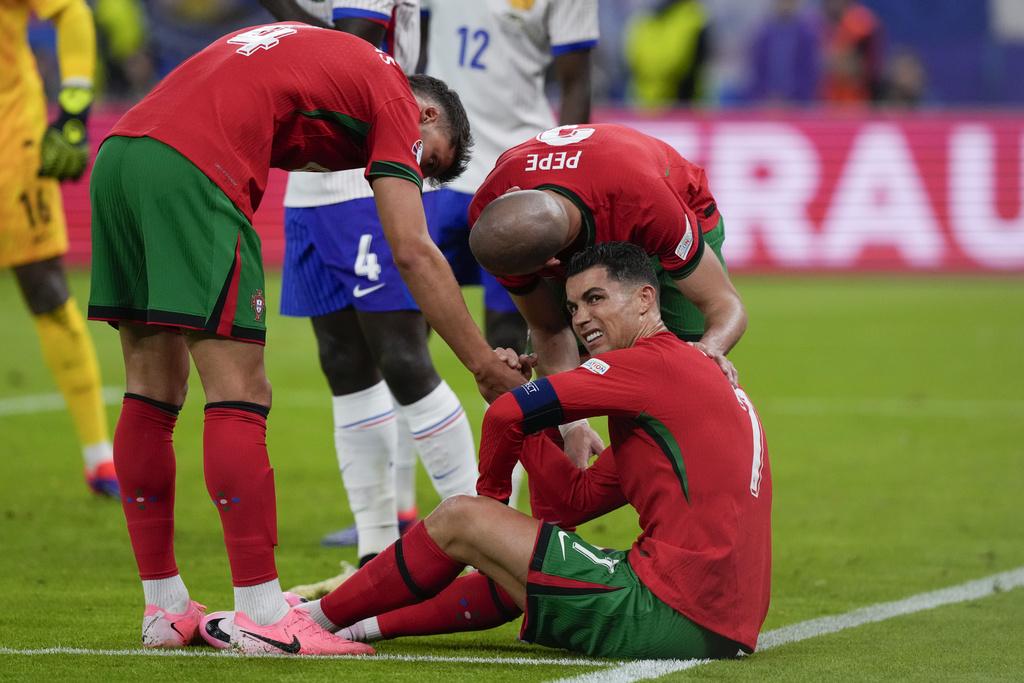 歐洲國家盃|C朗拿度料與多年戰友比比一同告別葡萄牙國家隊。(美聯社)