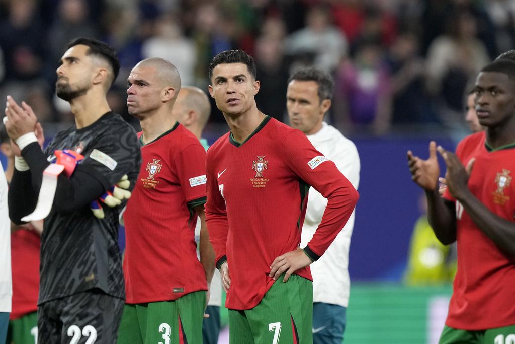歐洲國家盃|C朗拿度料與多年戰友比比一同告別葡萄牙國家隊。(美聯社)