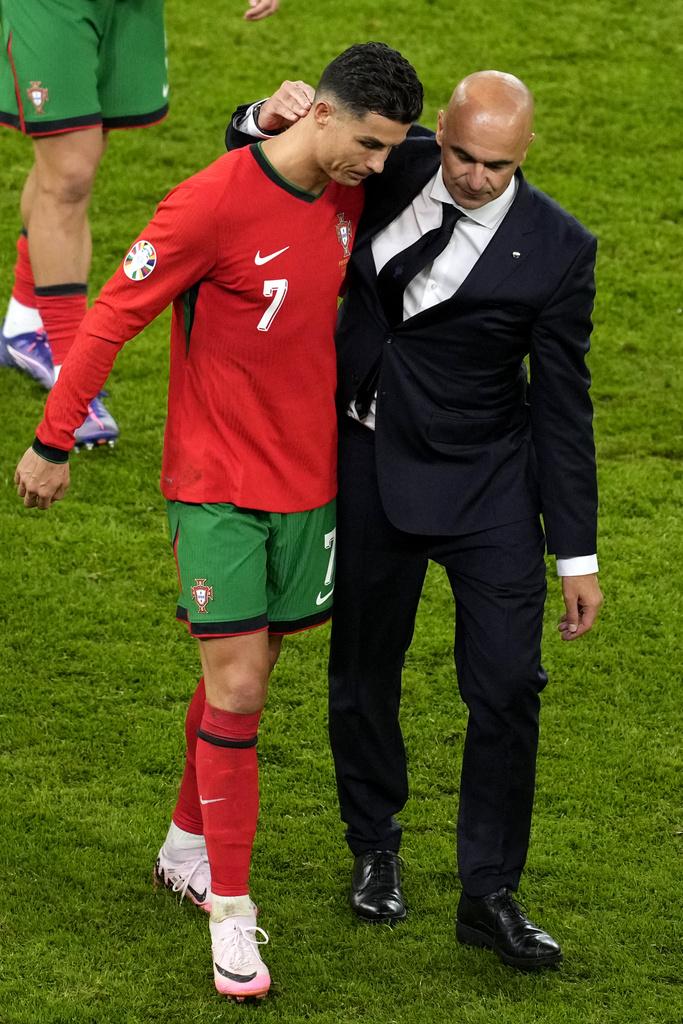 歐洲國家盃|C朗拿度料與多年戰友比比一同告別葡萄牙國家隊。(美聯社)
