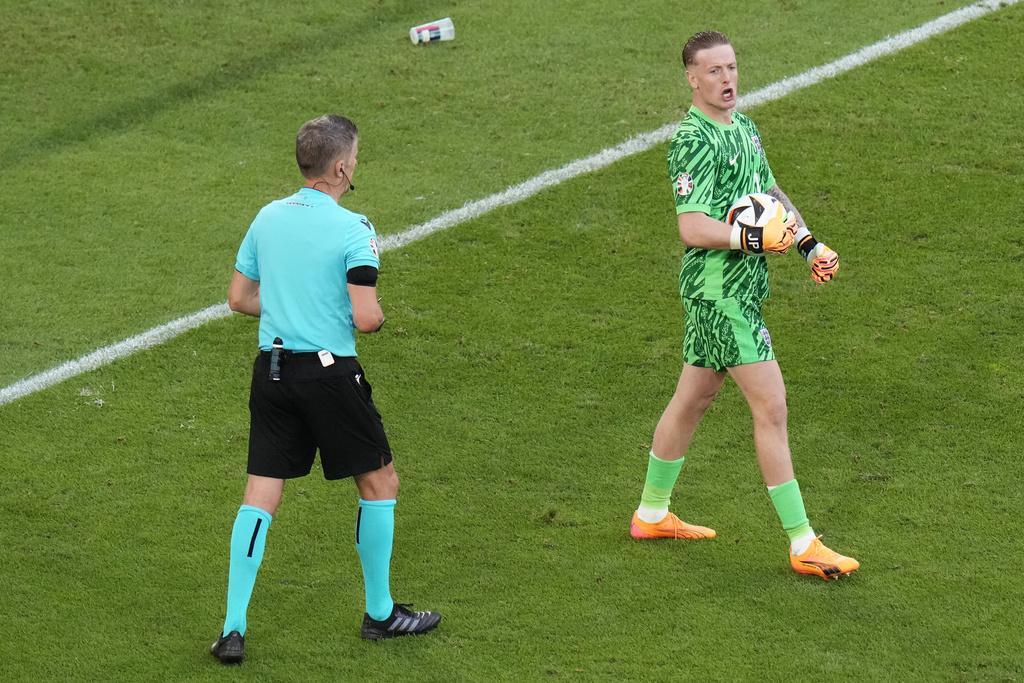 比克福特成功撲出艾簡治的十二碼,為英軍晉級功臣。(美聯社)