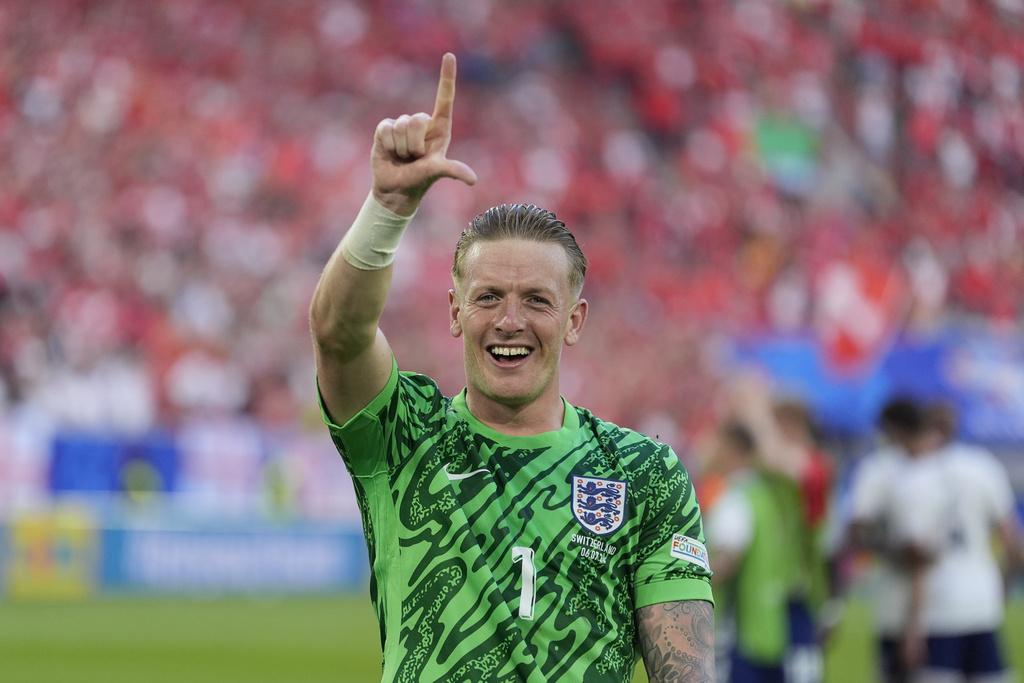 比克福特成功撲出艾簡治的十二碼,為英軍晉級功臣。(美聯社)