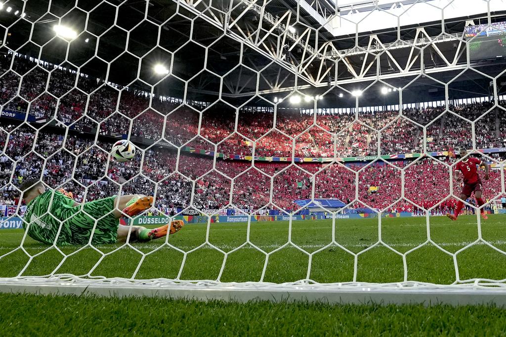 比克福特成功撲出艾簡治的十二碼,為英軍晉級功臣。(美聯社)