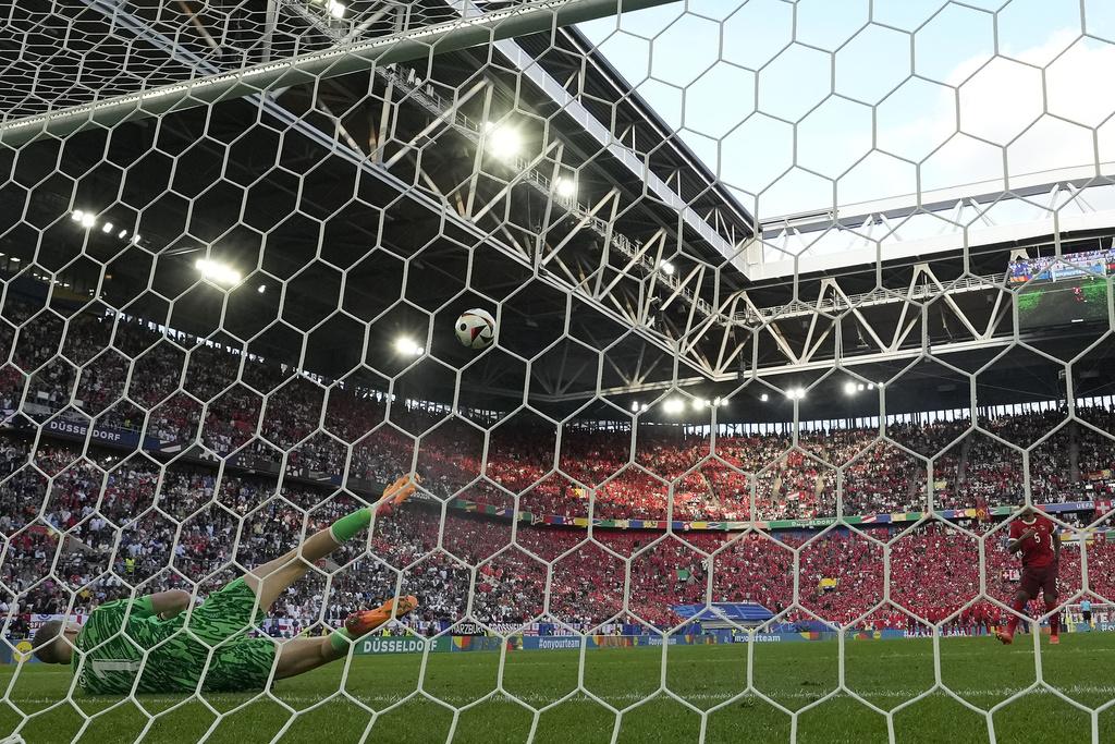 比克福特成功撲出艾簡治的十二碼,為英軍晉級功臣。(美聯社)