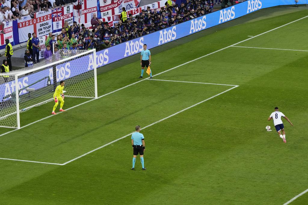 阿歷山大阿諾特射出炮彈般的十二碼,一腳勁抽帶領英軍晉身四強。(美聯社)