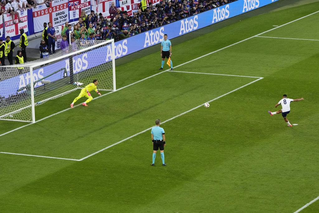 阿歷山大阿諾特射出炮彈般的十二碼,一腳勁抽帶領英軍晉身四強。(美聯社)