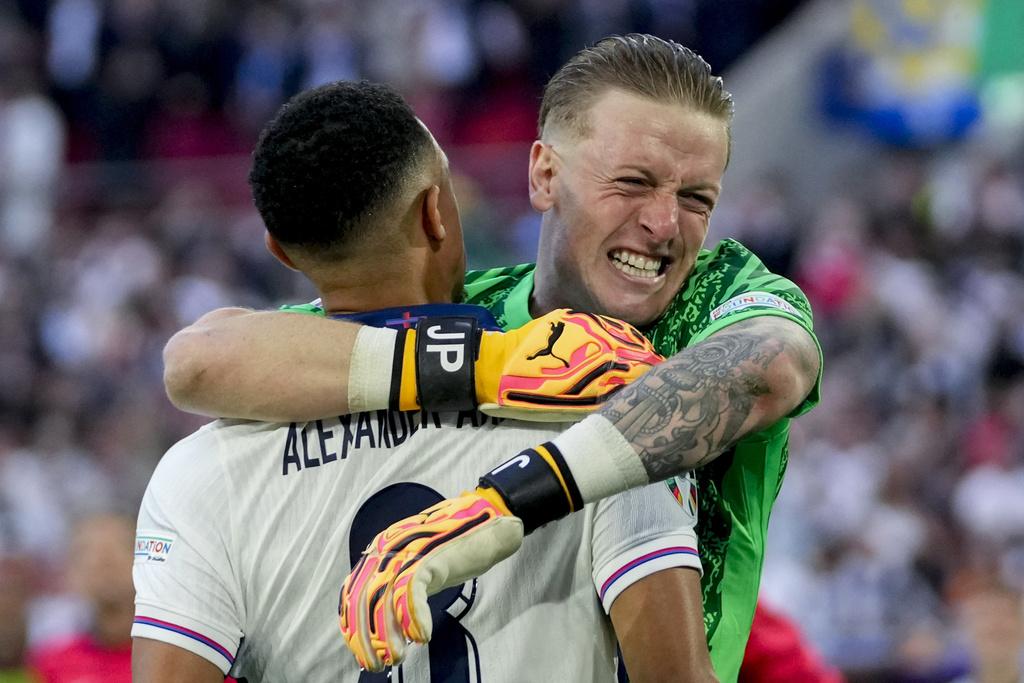 阿歷山大阿諾特射出炮彈般的十二碼,一腳勁抽帶領英軍晉身四強。(美聯社)