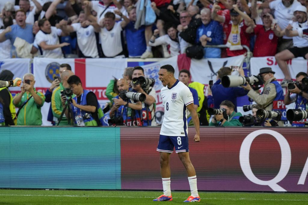 阿歷山大阿諾特射出炮彈般的十二碼,一腳勁抽帶領英軍晉身四強。(美聯社)