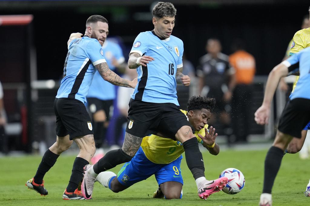 烏拉圭與巴西法定時間踢平0:0。(美聯社)