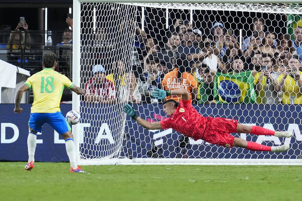 巴西再有杜格拉斯雷斯主射中柱。(美聯社)