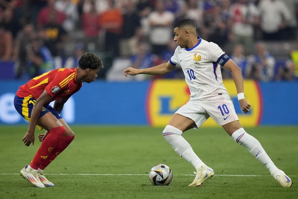 麥巴比今場除下面罩,表現生猛。(美聯社)